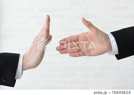 握手を拒否するビジネスマン 76609629