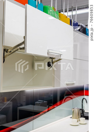 Innovative lifting mechanism for kitchen doors 76609853