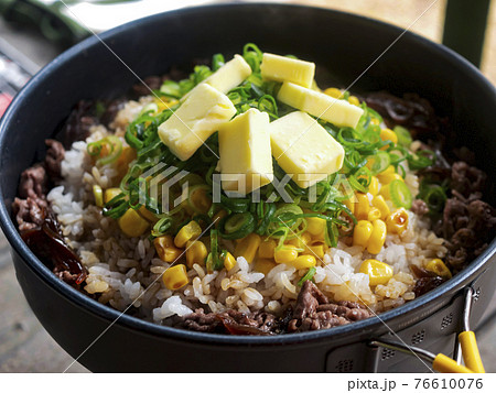 山やキャンプで食べるアウトドアごはん【ガーリックペッパーライス】 76610076