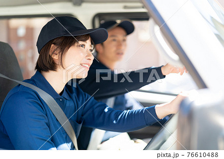 トラックを運転するスタッフ トラックを運転するスタッフ 76610488