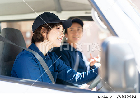 トラックを運転するスタッフ トラックを運転するスタッフ 76610492