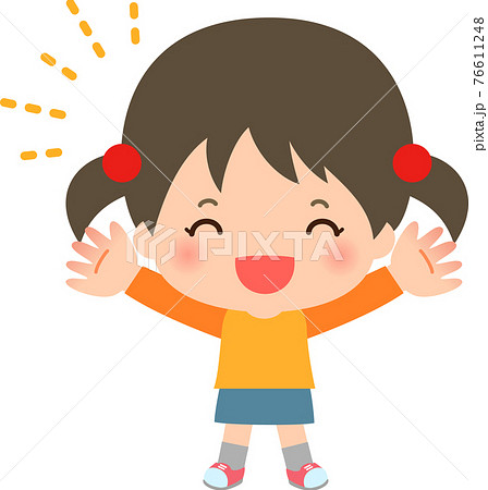 両手を上げて喜ぶ女の子 76611248