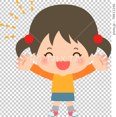 両手を上げて喜ぶ女の子 76611248
