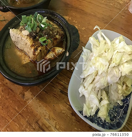 台湾の定番料理の臭豆腐とキャベツの漬物の風景の写真素材