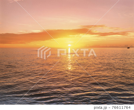 沖縄県　宮古島　西平安名崎の海と夕日 76611764