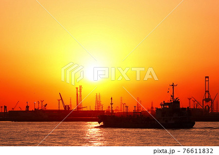 黄色い夕暮れの大型船 76611832