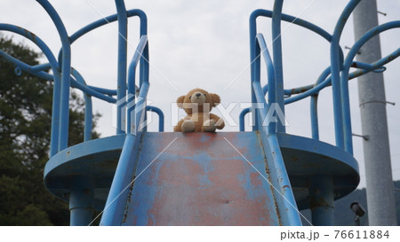 滑り台でクマが黄昏れる 76611884