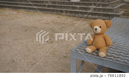 校庭に座るクマ 76611892