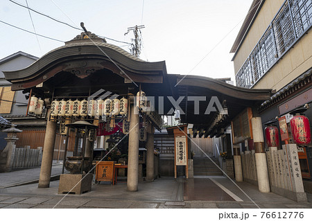 大阪千日前　水掛不動尊　法善寺　早朝 76612776