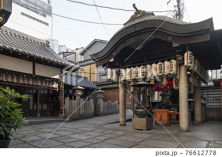 大阪千日前　水掛不動尊　法善寺　早朝 76612778