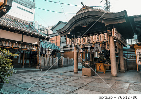 大阪千日前 水掛不動尊 法善寺 早朝 大阪千日前 水掛不動尊 法善寺 早朝 76612780