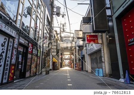 法善寺水掛け不動尊表参道　朝　2021年4月 76612813