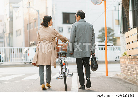 仕事帰りの50代夫婦 76613261