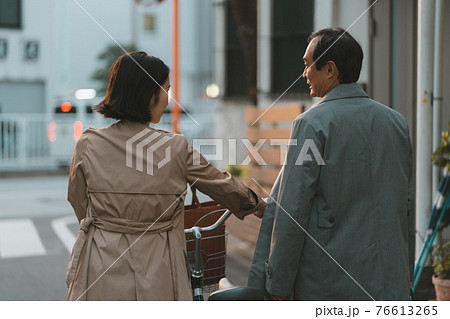 仕事帰りの50代夫婦 76613265