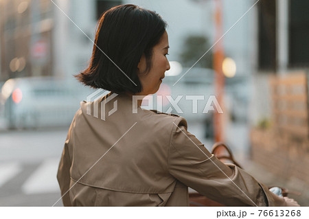 仕事帰りの熟女 仕事帰りの50代女性の写真素材 [76613268] - PIXTA