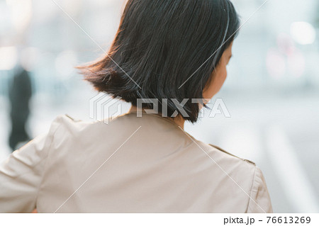 通勤途中の50代女性 76613269