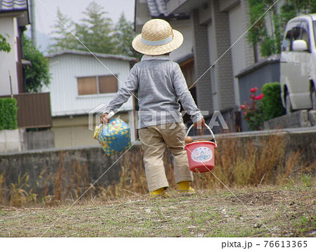 麦わら帽子の子供 76613365