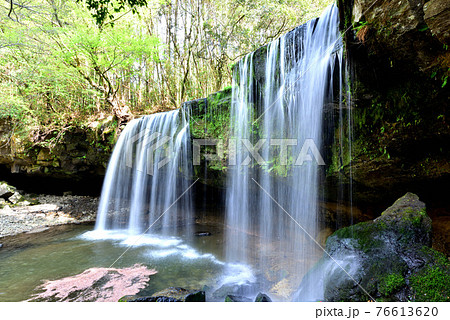 鍋ヶ滝　水のカーテン　裏見の滝　阿蘇ジオパーク　熊本県阿蘇郡小国町　　 76613620