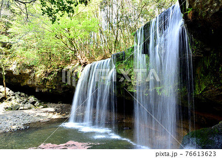 鍋ヶ滝　水のカーテン　裏見の滝　阿蘇ジオパーク　熊本県阿蘇郡小国町　　 76613623
