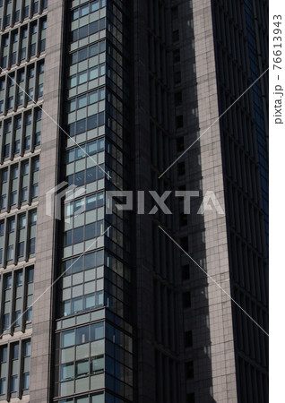 重厚なデザインの高層ビル 重厚なデザインの高層ビル 76613943