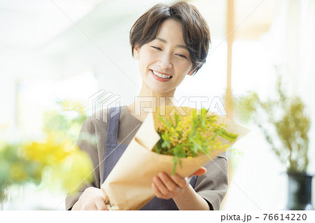女性　ミモザ 76614220