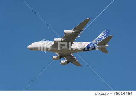エアバスA380試験機の水平飛行 エアバスA380試験機の水平飛行 76614464