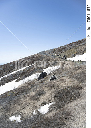 残雪の残る那須山登山道の景色 76614659