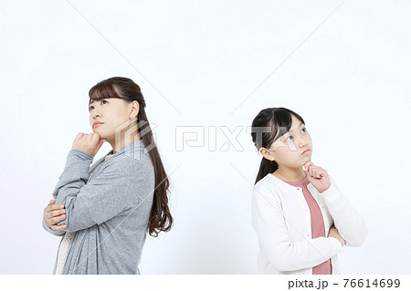 考える母娘 76614699