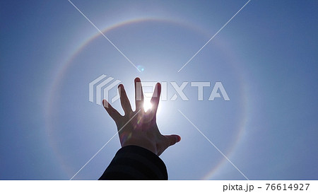 ハロと太陽にかざした手 ハロと太陽にかざした手 76614927