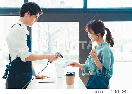スマホ決済をする若い女性 76615046