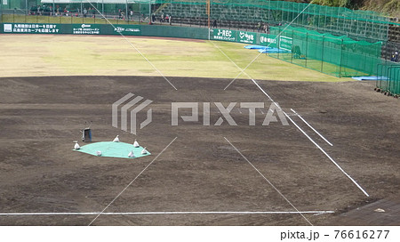 天福球場・宮崎県日南市・プロ野球キャンプ・練習後・グラウンド整備・厳しい練習が一軍定着への近道となる 76616277