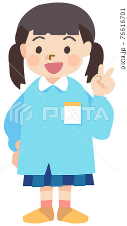 ピースをする園児の女の子 76616701
