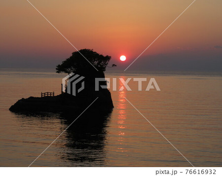西伊豆町安良里港での夕陽を撮影 西伊豆町安良里港での夕陽を撮影 76616932