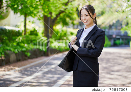 リクルートスーツの若い女性 76617003
