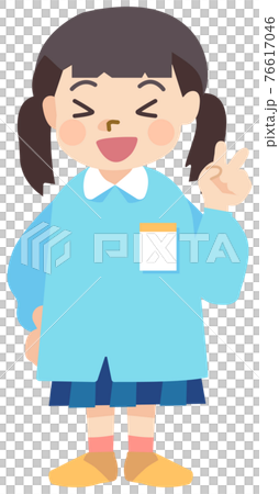 嬉しそうにピースをする園児の女の子 76617046