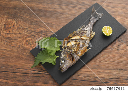 こりゃうまい！　塩焼きのイサキ　食卓イメージ 76617911