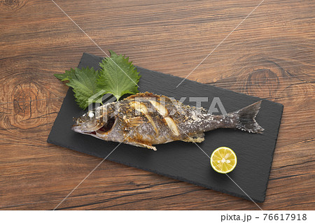 こりゃうまい！　塩焼きのイサキ　食卓イメージ 76617918