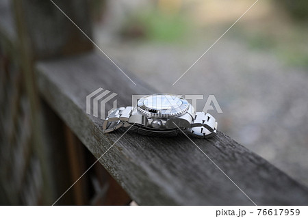 ダイバーズウォッチが置かれたウッドフェンス 76617959