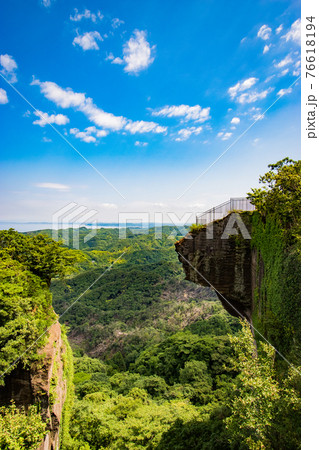 千葉県安房郡鋸南町にある鋸山展望台から見た地獄のぞきの風景 千葉県安房郡鋸南町にある鋸山展望台から見た地獄のぞきの風景 76618194