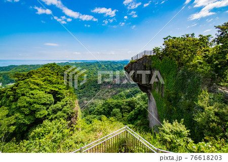 千葉県安房郡鋸南町にある鋸山展望台から見た地獄のぞきの風景 千葉県安房郡鋸南町にある鋸山展望台から見た地獄のぞきの風景 76618203