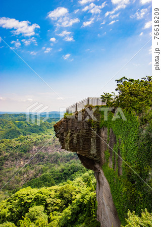 千葉県安房郡鋸南町にある鋸山展望台から見た地獄のぞきの風景 76618209