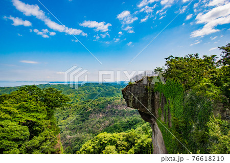 千葉県安房郡鋸南町にある鋸山展望台から見た地獄のぞきの風景 76618210