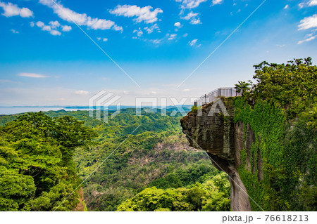 千葉県安房郡鋸南町にある鋸山展望台から見た地獄のぞきの風景 76618213