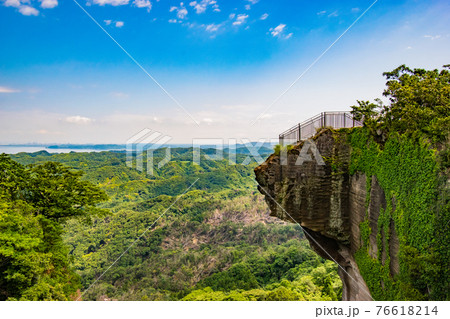 千葉県安房郡鋸南町にある鋸山展望台から見た地獄のぞきの風景 76618214