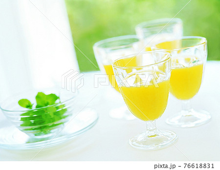 オレンジジュースとミント 76618831