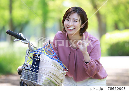 自転車用ネットを着け手でマルを作る女性 76620003