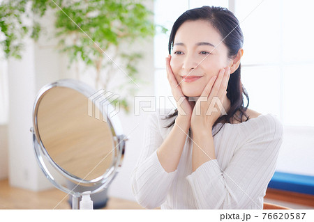 スキンケアをするミドルの女性 76620587