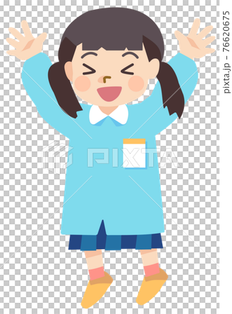 一個張開雙手開心跳躍的幼兒園女孩 76620675