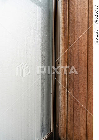 結露した窓　水滴　梅雨　湿気 76620757