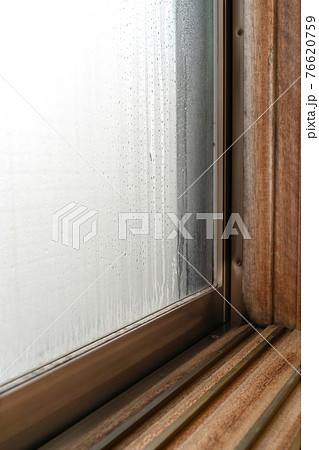 結露した窓 水滴 梅雨 湿気 結露した窓 水滴 梅雨 湿気 76620759